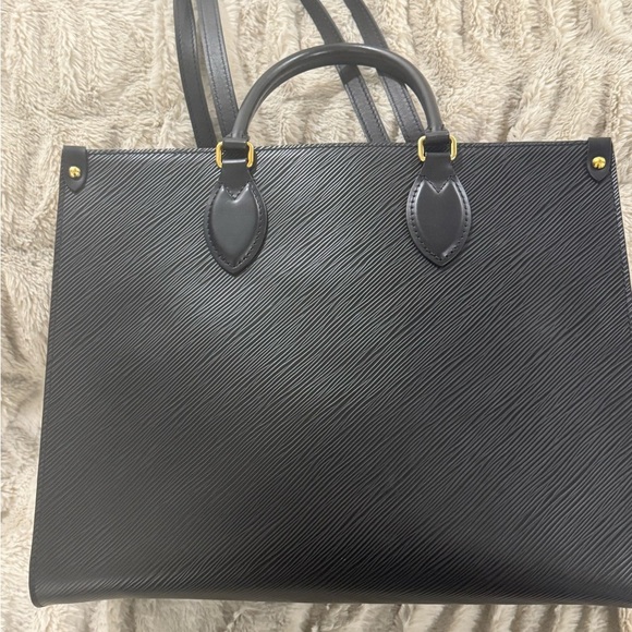 AUTHENTIC Louis Vuitton Black/Fuchsia Epi On The Go MM - Picture 3 of 16